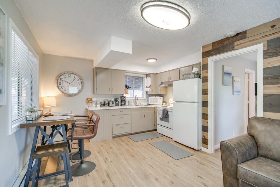 Cozy Roseburg Home with Fire Pit and Gas Grill! House in Roseburg