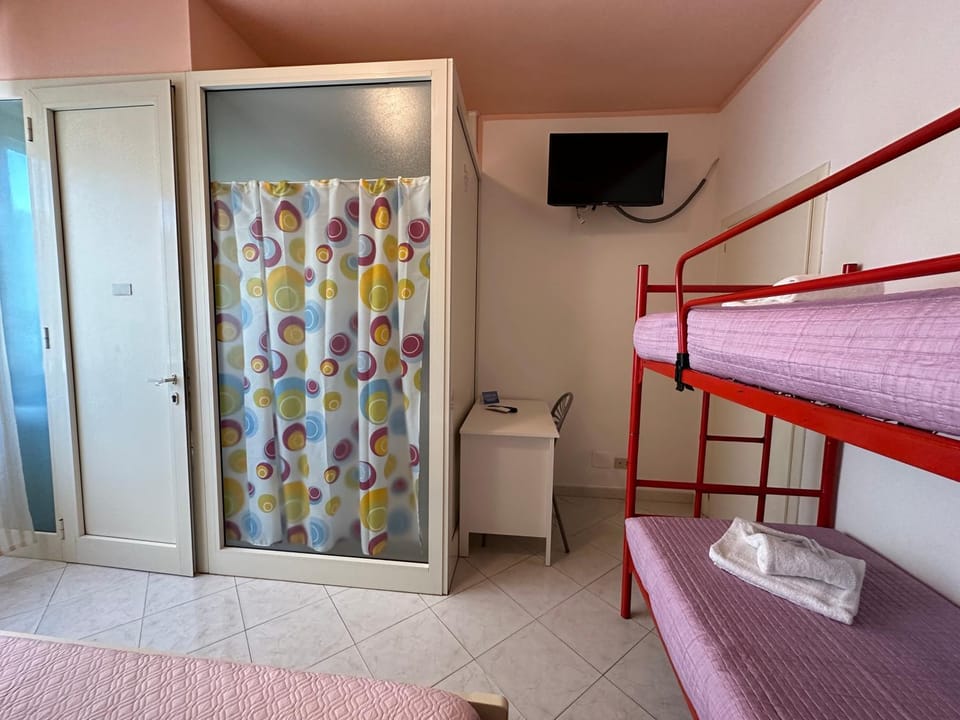 Bed, TV and multimedia, Bedroom, bunk bed