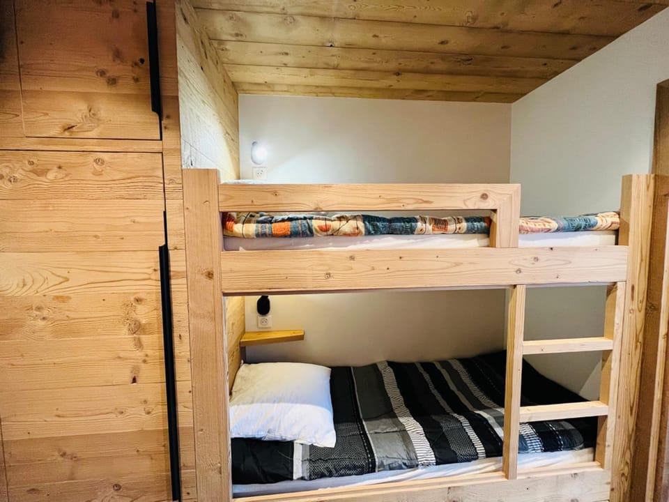 Studio rénové ski-in/ski-out avec balcon et parking - FR-1-688-20 Apartment in Les Allues