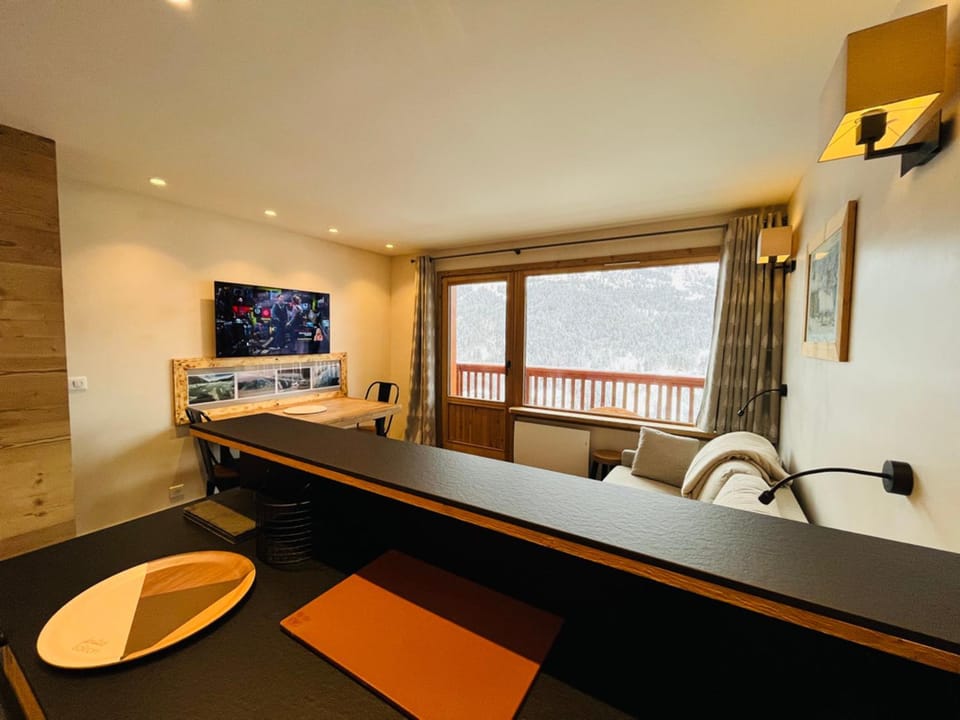 Studio rénové ski-in/ski-out avec balcon et parking - FR-1-688-20 Apartment in Les Allues