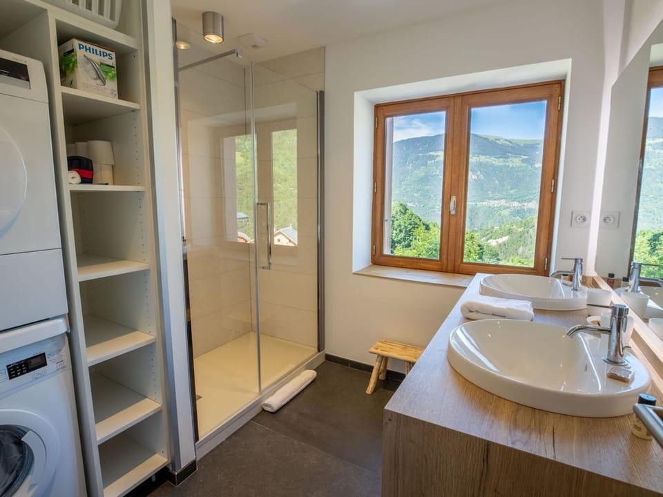 Chalet rénové et calme avec cheminée et parking couvert - FR-1-688-17 Chalet in Les Allues