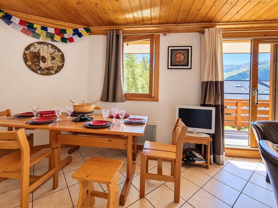 Appartement spacieux près des pistes avec Wi-Fi et parking, 2 chambres Apartment in Les Allues