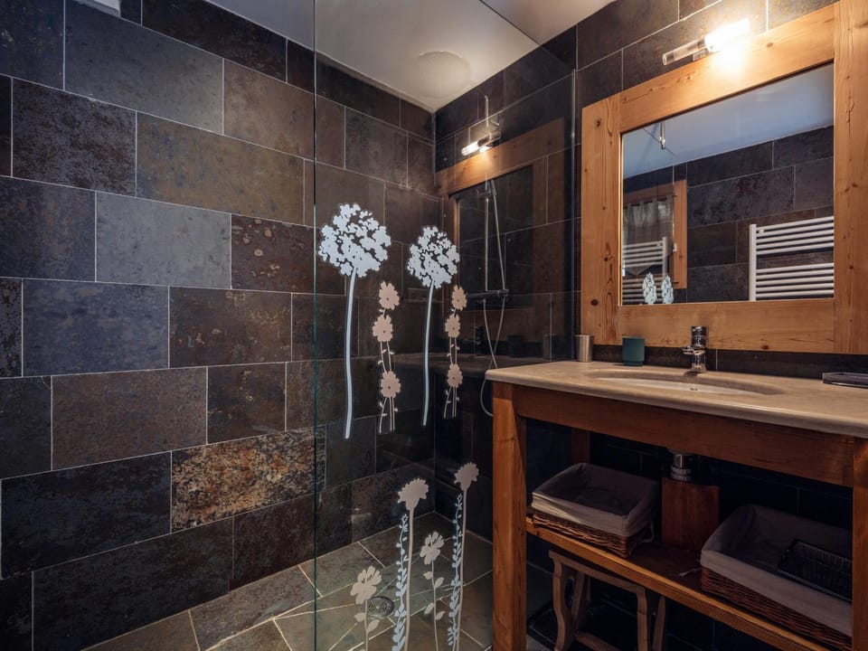 Chalet chaleureux avec cheminée et jacuzzi à Méribel - FR-1-688-18 Chalet in Les Allues