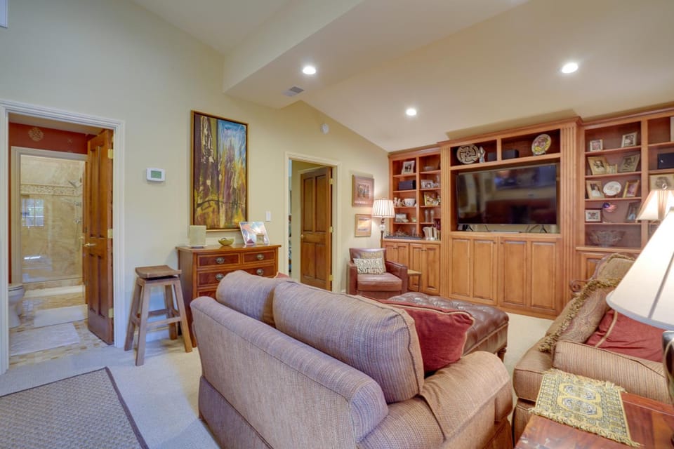 Cozy Abode w/ Yard ~ 1 Mi to Dtwn Summerville House in Summerville