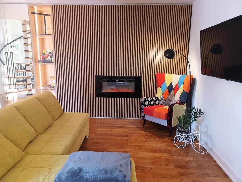 Living room, Time of day, flat iron