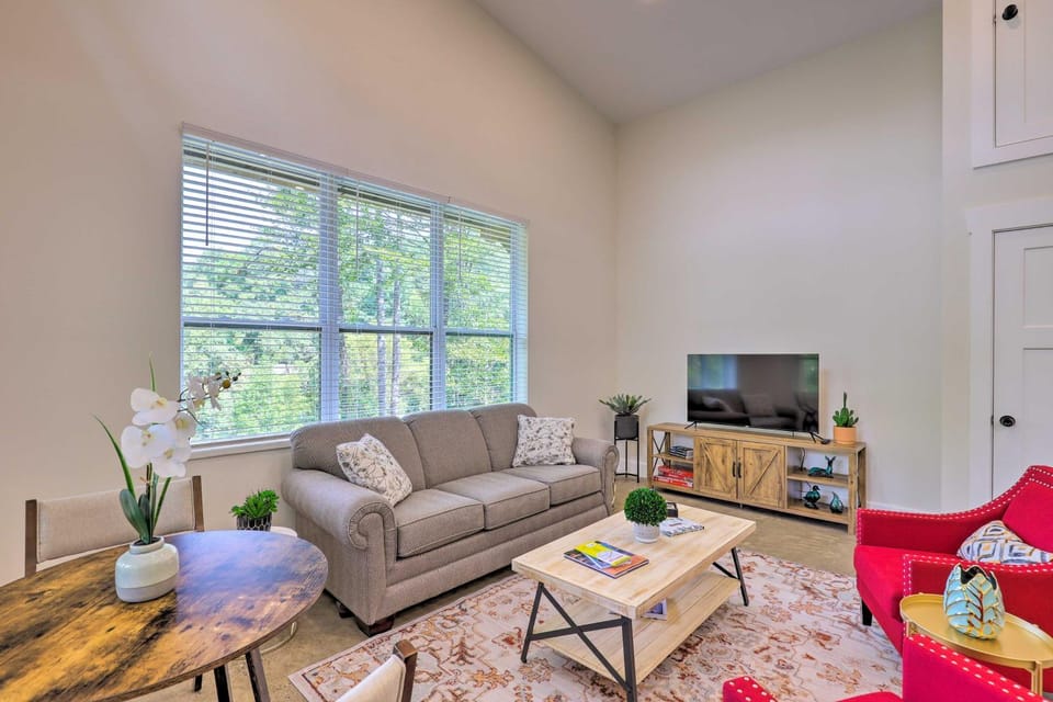 Pet-Friendly Asheville Retreat with Hot Tub House in Woodfin