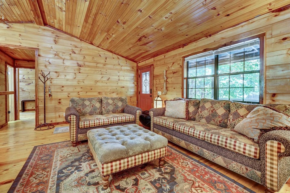 Private Broken Bow Cabin w/ Hot Tub + Gazebo! Cabin in Oklahoma