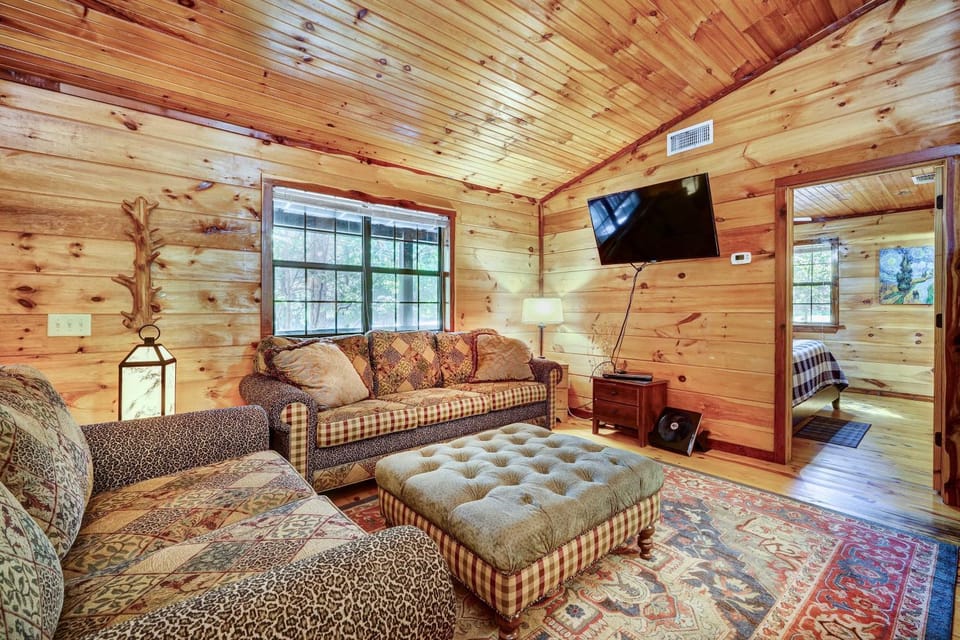 Private Broken Bow Cabin w/ Hot Tub + Gazebo! Cabin in Oklahoma