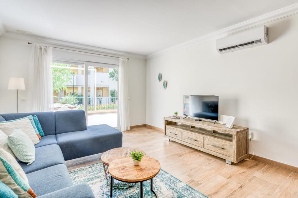 TV and multimedia, Seating area, air conditioner