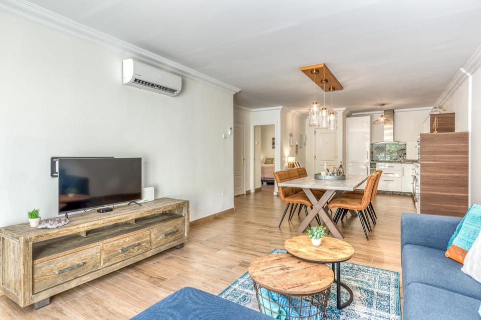 TV and multimedia, Living room, Seating area, Dining area