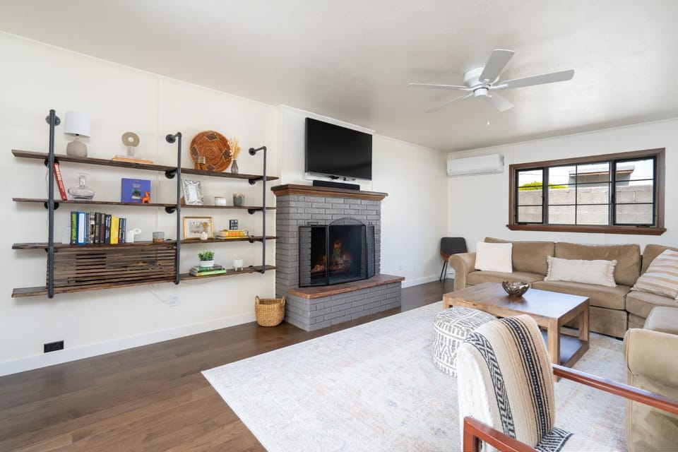 TV and multimedia, Living room, Seating area, fireplace, furniture, air conditioner