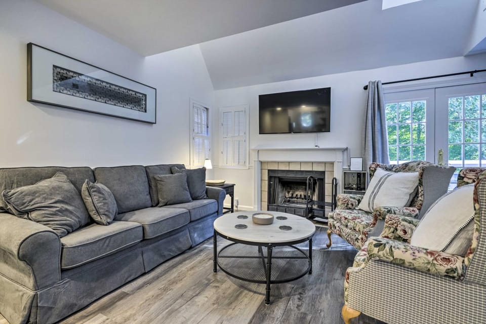 Norwich 'The Villas': Near Mohegan Sun Casino Apartment in Norwich