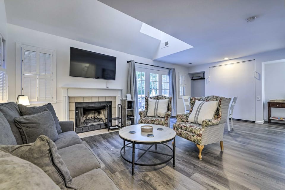 Norwich 'The Villas': Near Mohegan Sun Casino Apartment in Norwich