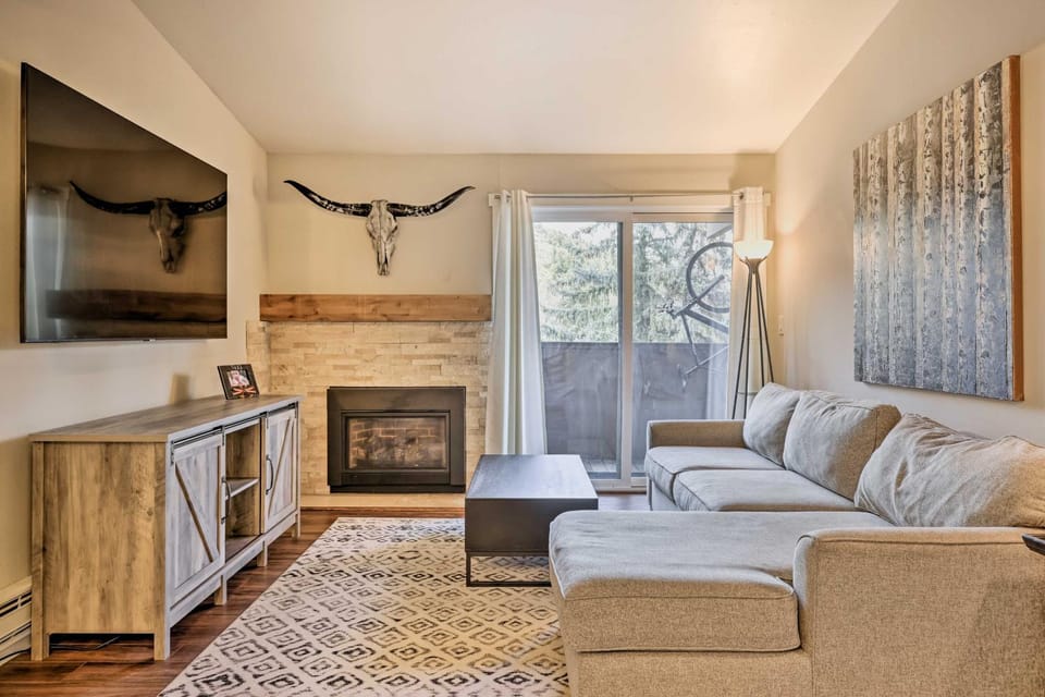Chic Condo: Steps to Beaver Creek Ski Slopes! House in Avon