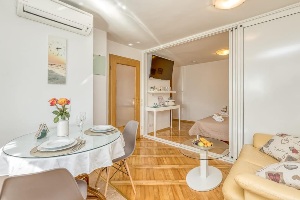Living room, Seating area, Dining area, air conditioner