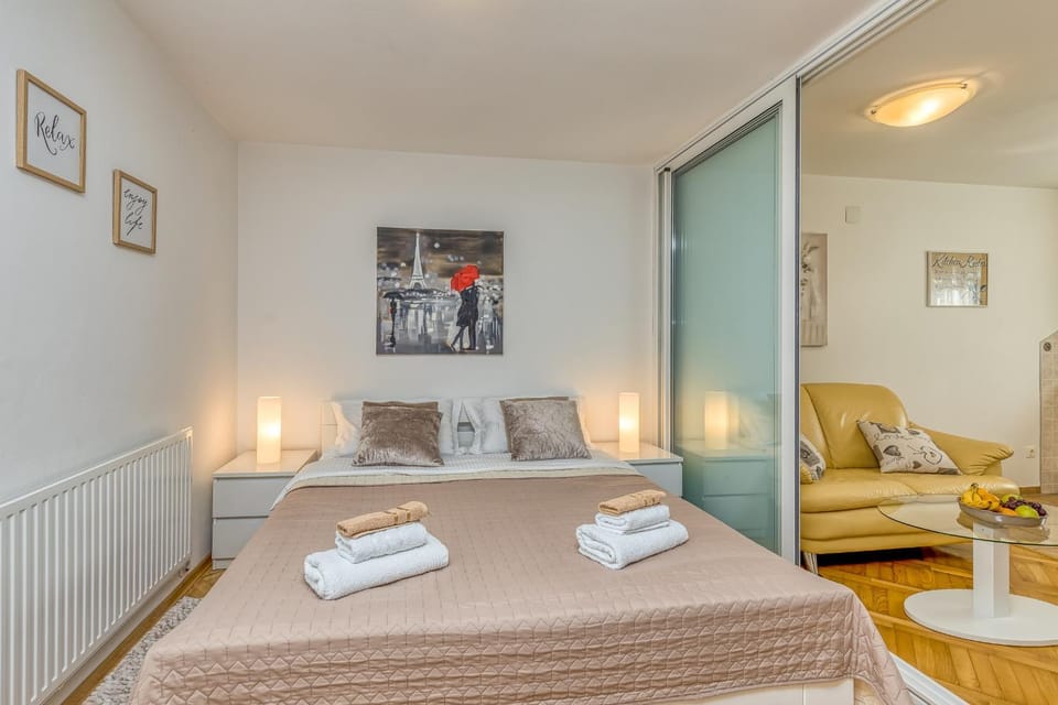 Bed, Bedroom, towels