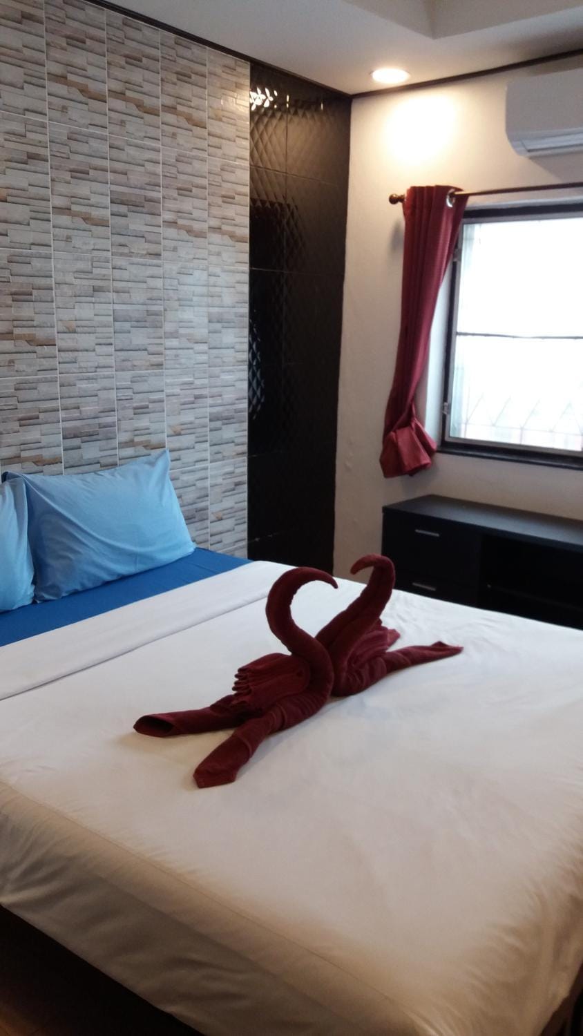 Bed, towels