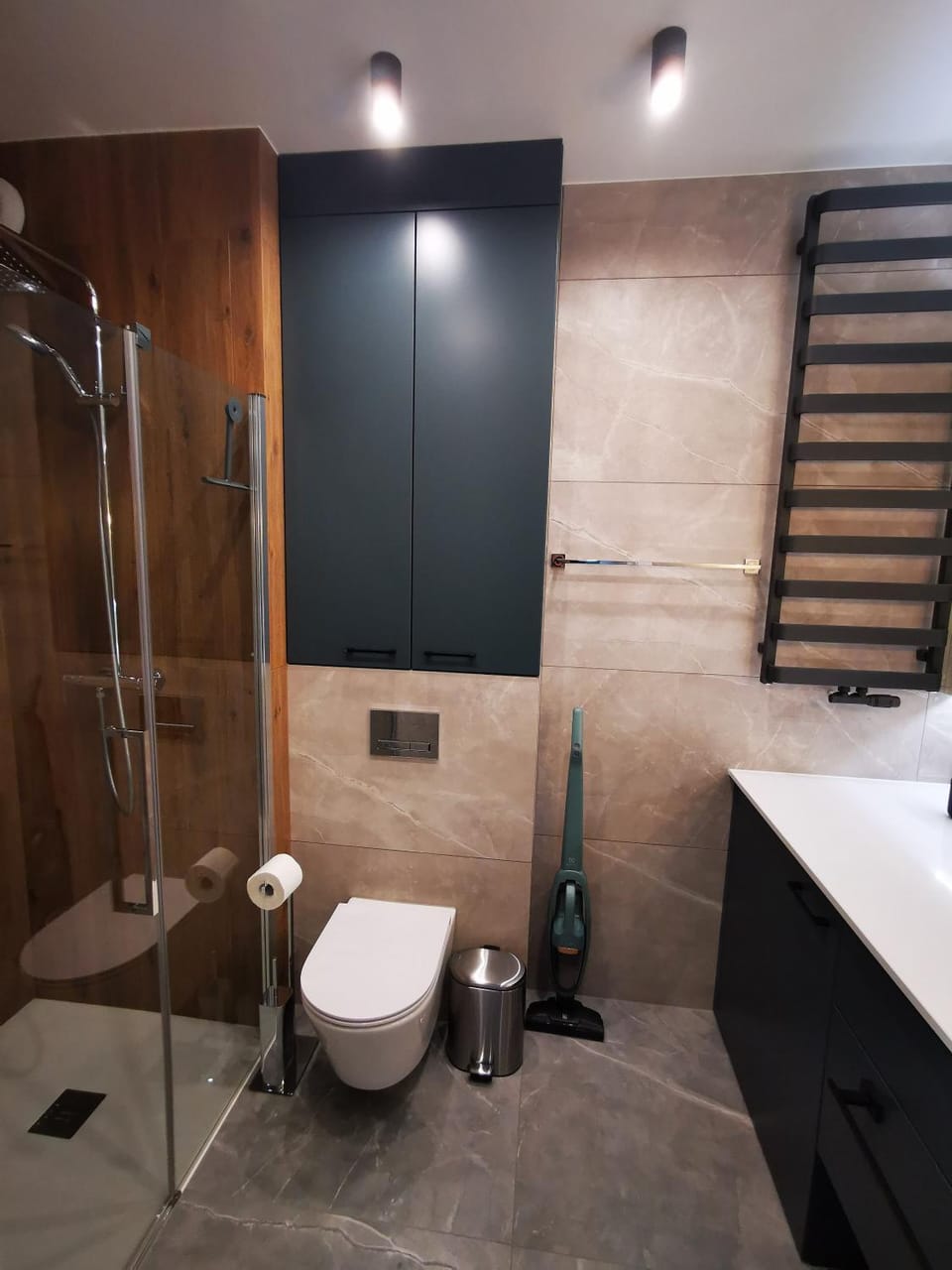 Shower, Toilet