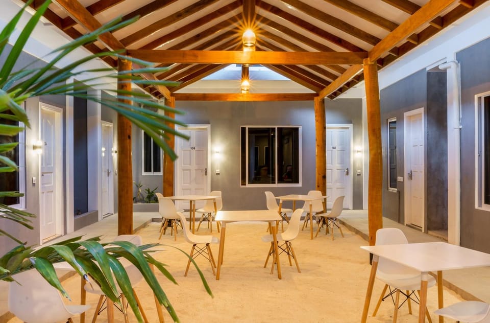Restaurant/places to eat, Seating area, Dining area