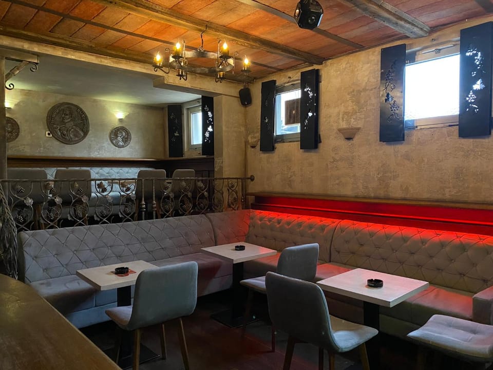 Nightclub / DJ, Seating area