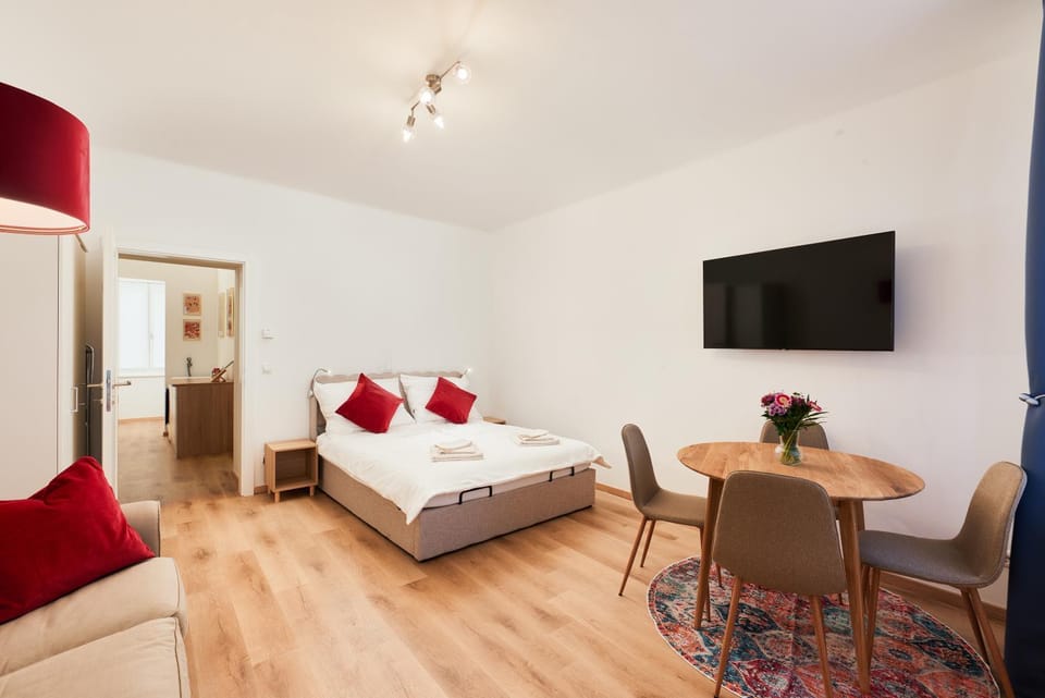 Bed, TV and multimedia, Living room, Photo of the whole room, Seating area, Bedroom
