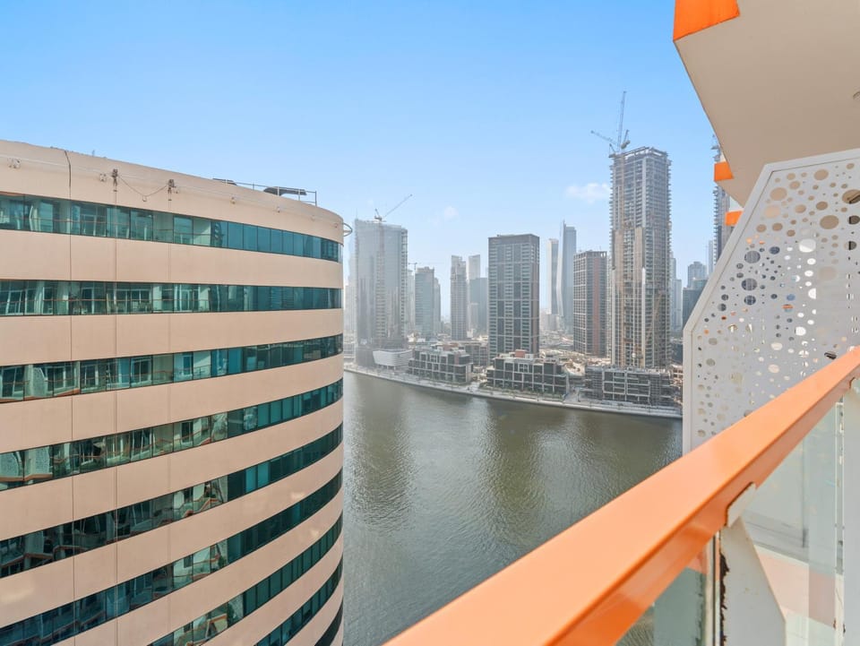 Cozy Retreat 1Bedroom on the Business Bay Canal by Suiteable Interiors Apartment in Dubai