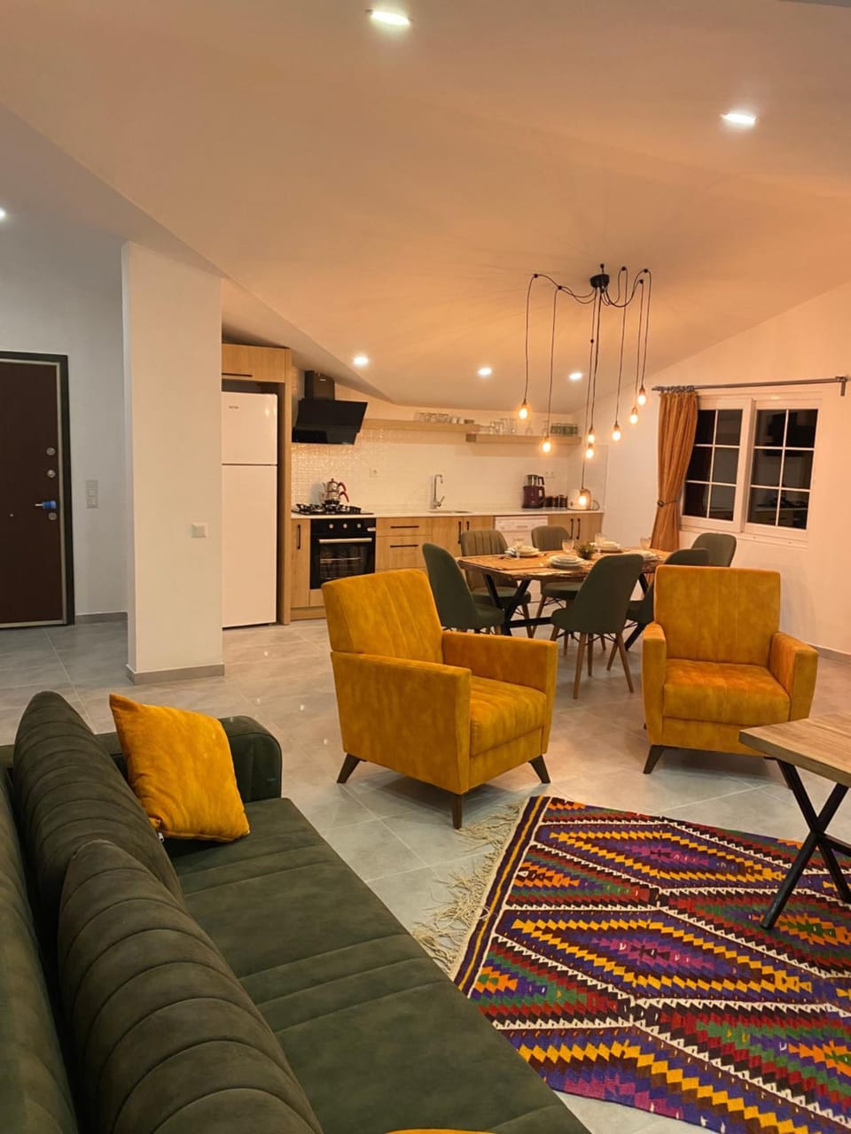 Living room, Seating area, Dining area, pet friendly, stove