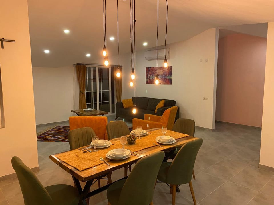 TV and multimedia, Living room, Seating area, Dining area
