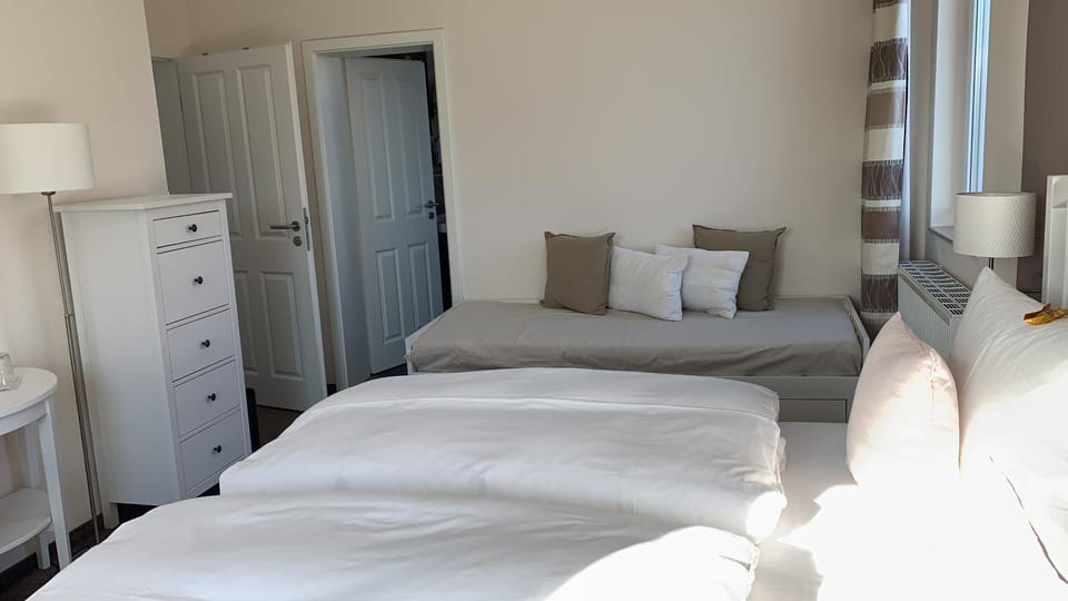 Bed, Photo of the whole room, Seating area, Bedroom