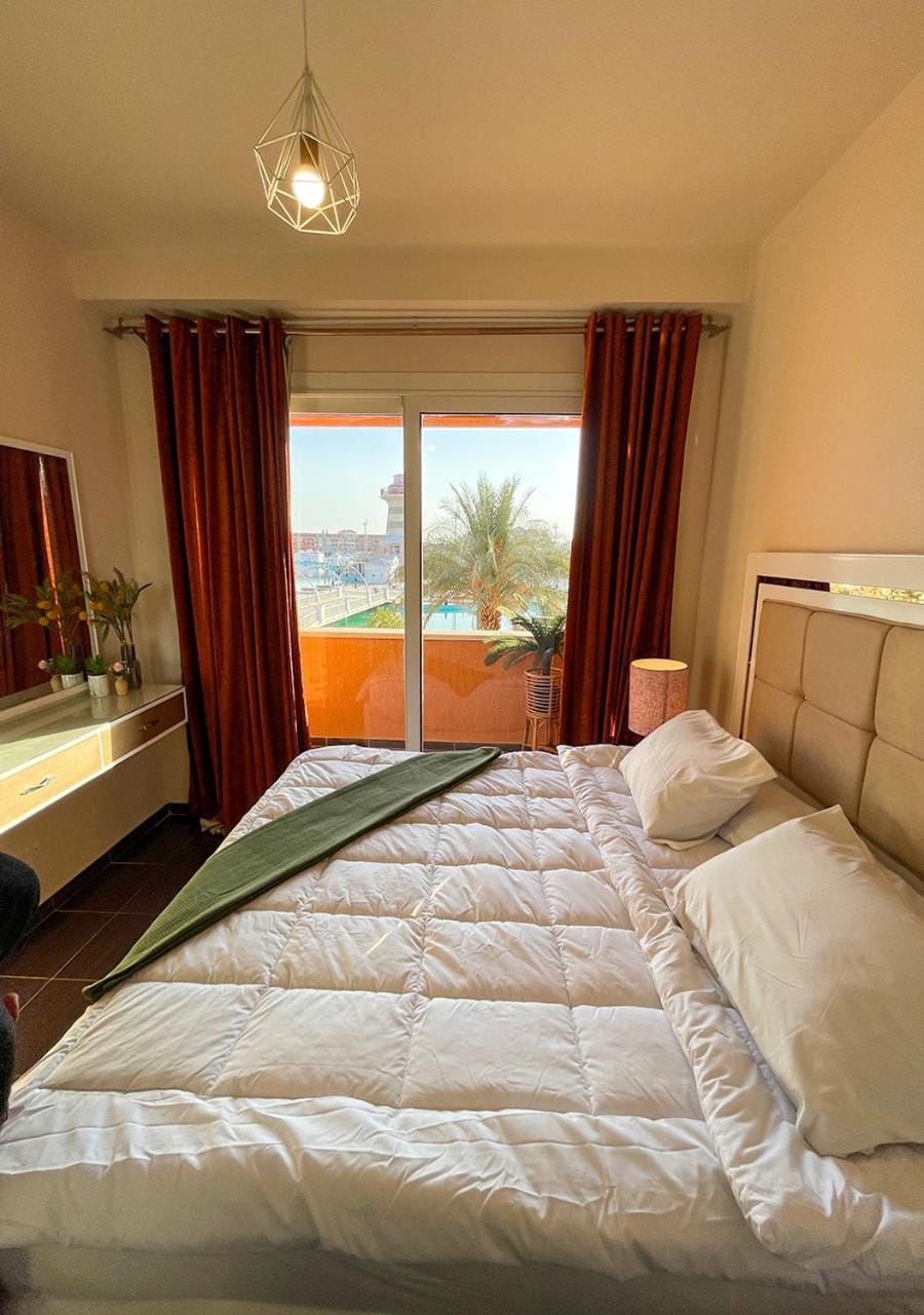 Bed, Natural landscape, Photo of the whole room, Bedroom