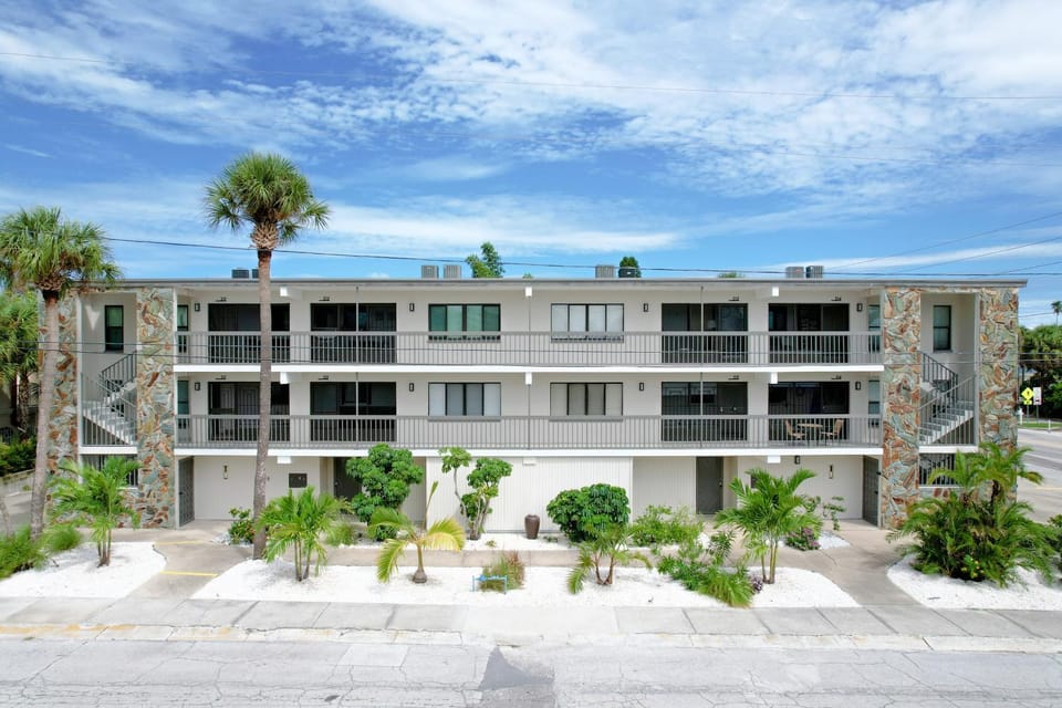 Carefree Cottage House in Clearwater Beach