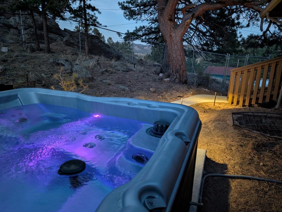 Hot Tub! Pets Ok! Perfect Estes Park Getaway, Walk to Town 3 Kings!#3337 House in Estes Park
