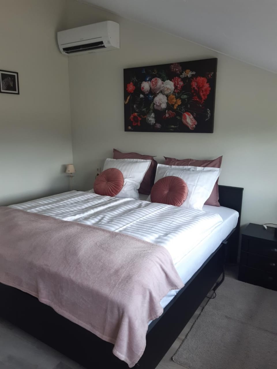 Bed, air conditioner