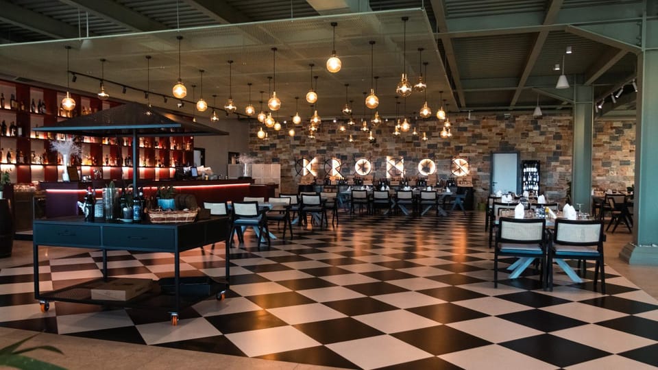 Restaurant/places to eat, Lounge or bar, Banquet/Function facilities