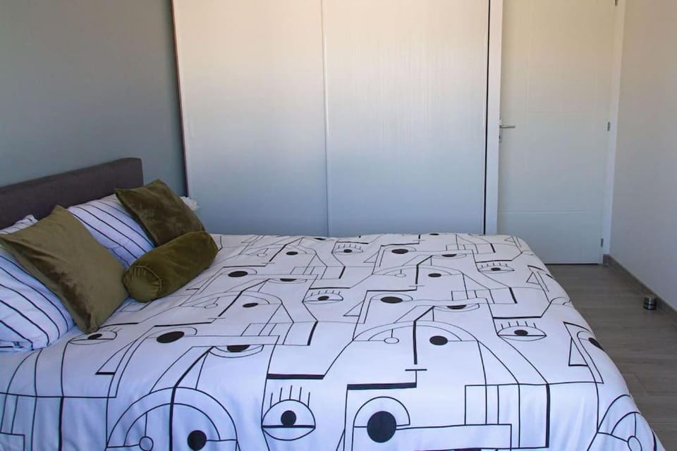 Photo of the whole room, Bedroom