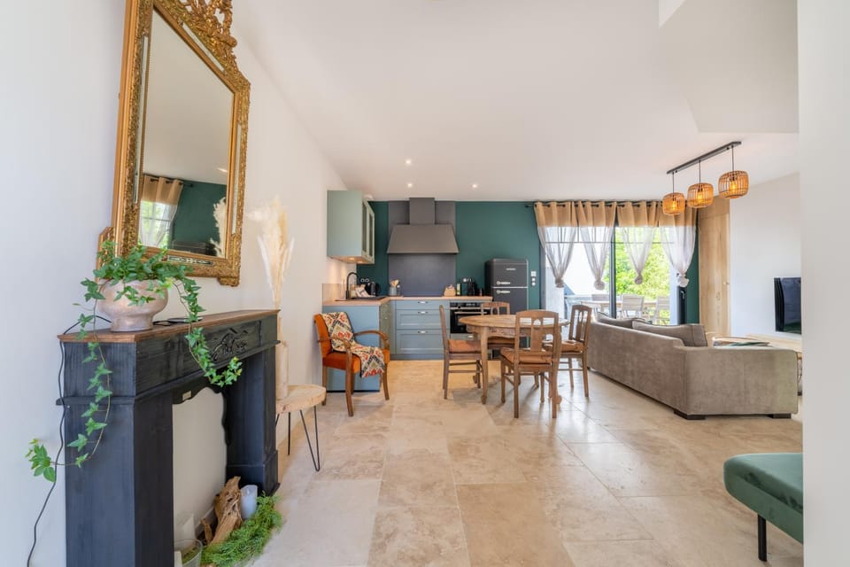 Kitchen or kitchenette, Living room, Seating area, Dining area