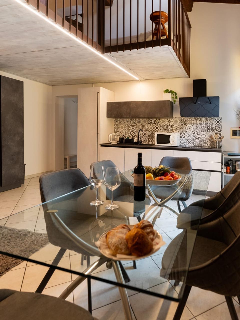 Kitchen or kitchenette, Dining area