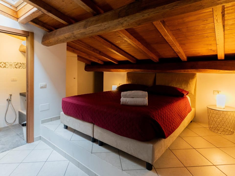 Bed, Photo of the whole room, Bedroom, towels