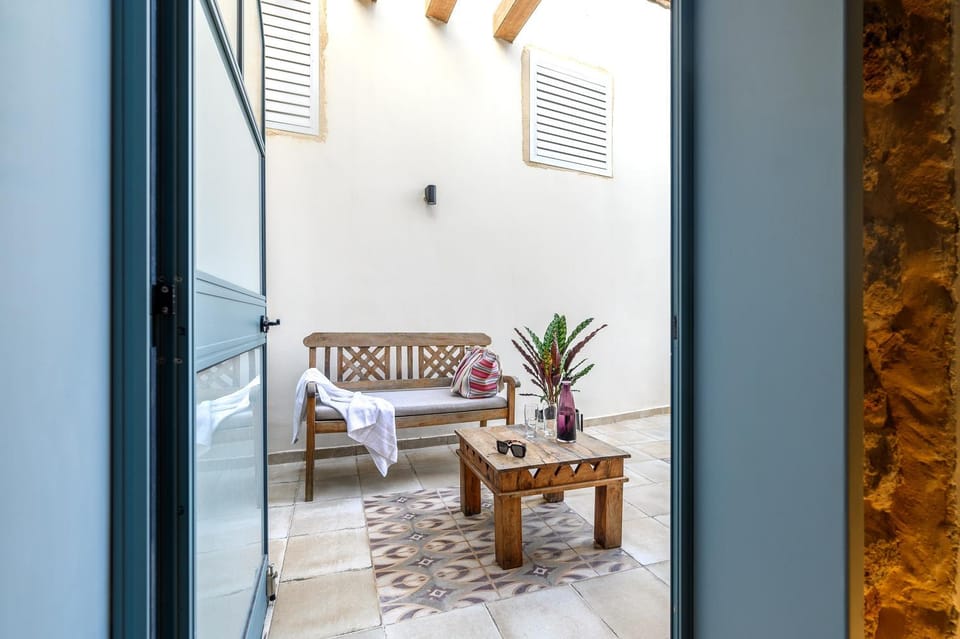 Patio, View (from property/room), Balcony/Terrace, Seating area, Dining area, air conditioner