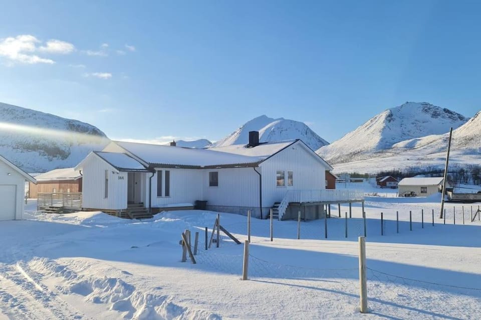 Arctic Lodge Tromvik with jacuzzi House in Troms Og Finnmark