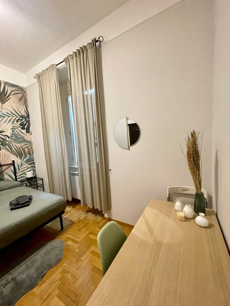 Photo of the whole room, Bedroom