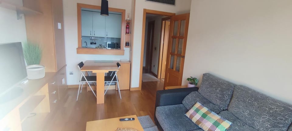 Apartamento luminoso cerca de Plenilunio y aeropuerto con garaje, piscina y vigilancia 24h, se hace factura si es necesario Apartment in Madrid