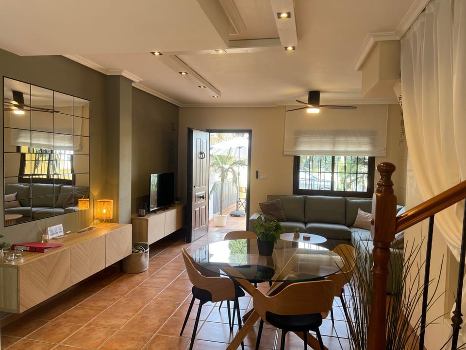 Seating area, Dining area