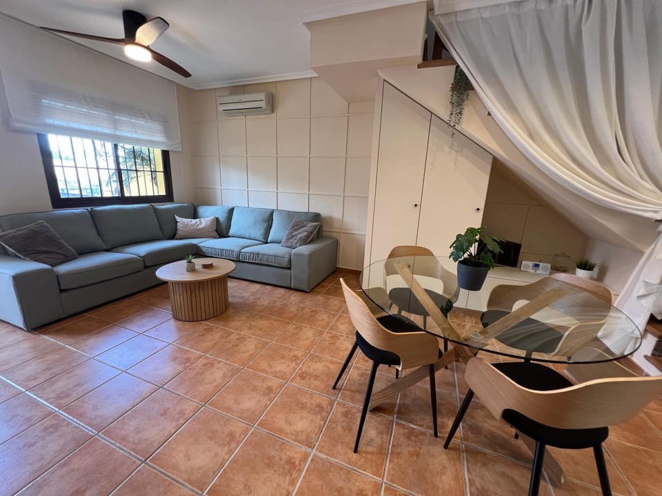 Seating area, Dining area