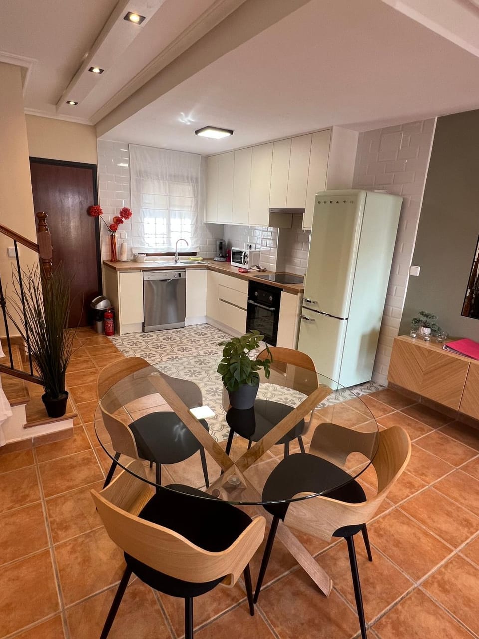 Kitchen or kitchenette, Dining area