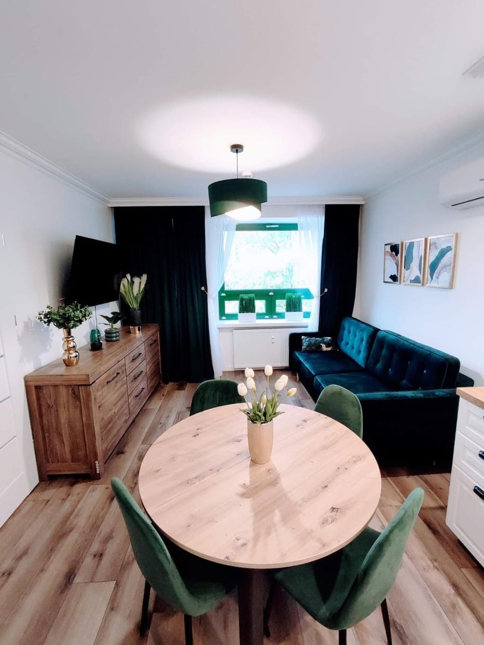 TV and multimedia, Living room, Seating area, Dining area