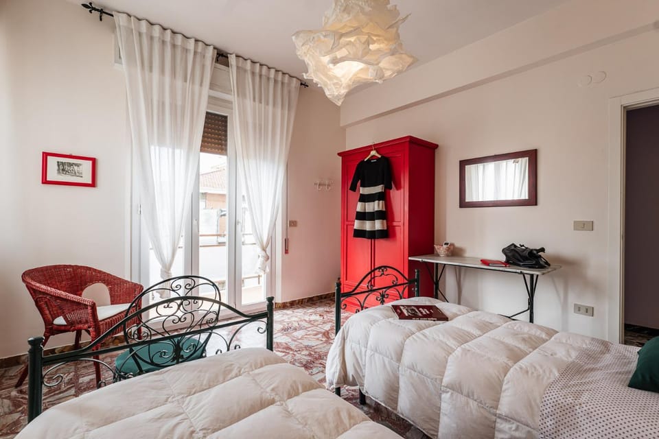 Casa Fuori Casa - 200 mt dal casello autostradale, parcheggio gratuito, garage moto Bed and Breakfast in Senigallia