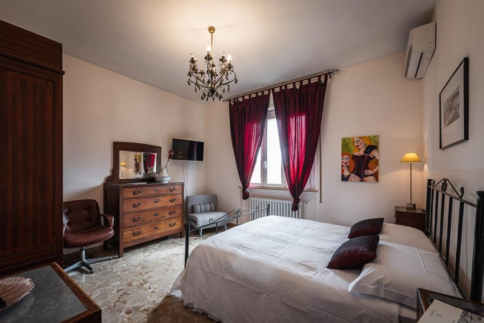 B&B Casa Fuori Casa - 200 mt dal casello autostradale, parcheggio gratuito, garage moto Bed and Breakfast in Senigallia