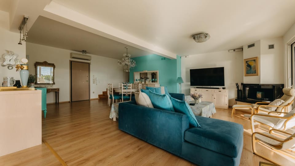 TV and multimedia, Living room, Seating area, Dining area