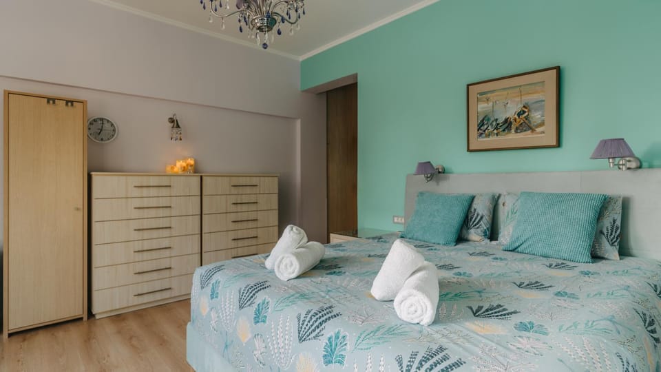 Bed, Photo of the whole room, Bedroom, towels, wardrobe